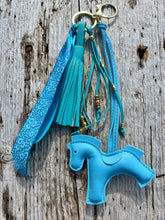 Charger l'image dans la galerie, Bijou de sac "Cheval Bleu"