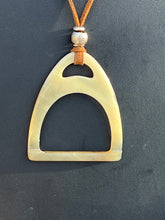 Charger l'image dans la galerie, Sautoir corne "Horse"