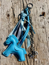 Charger l'image dans la galerie, Bijou de sac "Cheval Bleu"