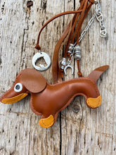 Charger l'image dans la galerie, Bijou de sac "Teckel Cognac"