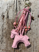 Charger l'image dans la galerie, Bijou de sac "Cheval Rose"