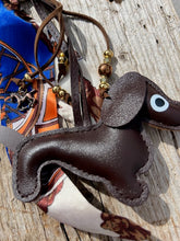 Charger l'image dans la galerie, Bijou de sac "Teckel Chocolat"