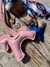 Charger l'image dans la galerie, Bijou de sac "Cheval Rose"