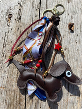 Charger l'image dans la galerie, Bijou de sac "Teckel Chocolat"