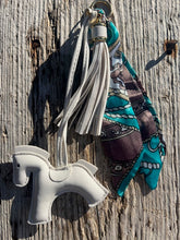 Charger l'image dans la galerie, Bijou de sac "Cheval Blanc"