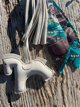 Charger l'image dans la galerie, Bijou de sac "Cheval Blanc"