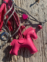 Charger l'image dans la galerie, Bijou de sac "Cheval Fuchsia"