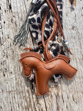 Charger l'image dans la galerie, Bijou de sac "Cheval Cognac"