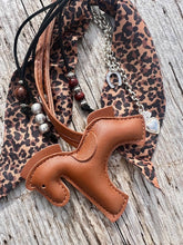 Charger l'image dans la galerie, Bijou de sac "Cheval Cognac"