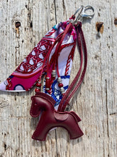 Charger l'image dans la galerie, Bijou de sac "Cheval Lie de Vin"