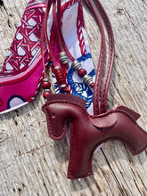 Charger l'image dans la galerie, Bijou de sac "Cheval Lie de Vin"