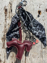 Charger l'image dans la galerie, Bijou de sac "Cheval Lie de Vin"