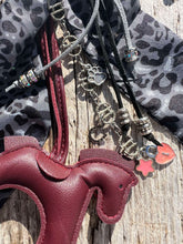 Charger l'image dans la galerie, Bijou de sac "Cheval Lie de Vin"