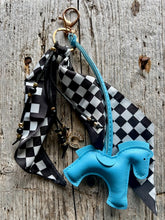 Charger l'image dans la galerie, Bijou de sac "Cheval Bleu"