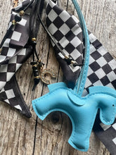 Charger l'image dans la galerie, Bijou de sac "Cheval Bleu"