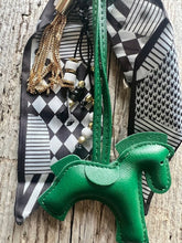 Charger l'image dans la galerie, Bijou de sac "Cheval Sapin"