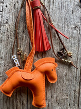 Charger l'image dans la galerie, Bijou de sac "Cheval Orange"