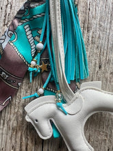 Charger l'image dans la galerie, Bijou de sac "Cheval Blanc"