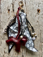 Charger l'image dans la galerie, Bijou de sac "Cheval Lie de Vin"