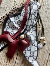 Charger l'image dans la galerie, Bijou de sac "Cheval Lie de Vin"