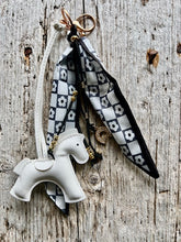 Charger l'image dans la galerie, Bijou de sac "Cheval Blanc"