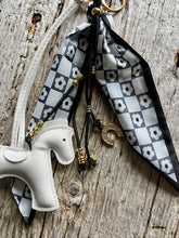 Charger l'image dans la galerie, Bijou de sac "Cheval Blanc"