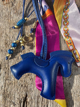 Charger l'image dans la galerie, Bijou de sac "Cheval Bleu Foncé"