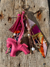 Charger l'image dans la galerie, Bijou de sac "Cheval Fuchsia"