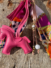 Charger l'image dans la galerie, Bijou de sac "Cheval Fuchsia"