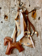 Charger l'image dans la galerie, Bijou de sac "Cheval Cognac"
