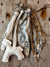 Charger l'image dans la galerie, Bijou de sac "Cheval Blanc"