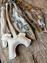 Charger l'image dans la galerie, Bijou de sac "Cheval Blanc"