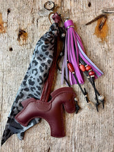 Charger l'image dans la galerie, Bijou de sac "Cheval Lie de Vin"