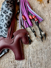 Charger l'image dans la galerie, Bijou de sac "Cheval Lie de Vin"