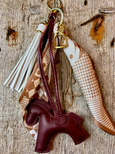 Charger l'image dans la galerie, Bijou de sac "Cheval Lie de Vin"