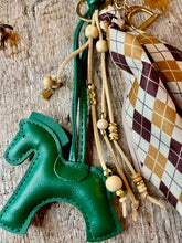 Charger l'image dans la galerie, Bijou de sac "Cheval Sapin"