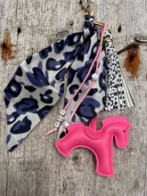 Charger l'image dans la galerie, Bijou de sac "Cheval Fuchsia"