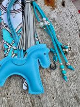 Charger l'image dans la galerie, Bijou de sac "Cheval Bleu Ciel"