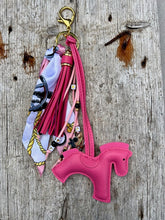 Charger l'image dans la galerie, Bijou de sac "Cheval Fuchsia"