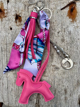 Charger l'image dans la galerie, Bijou de sac "Cheval Fuchsia"