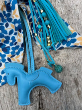 Charger l'image dans la galerie, Bijou de sac "Cheval Bleu Ciel"