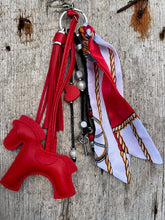 Charger l'image dans la galerie, Bijou de sac "Cheval Rouge"