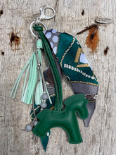 Charger l'image dans la galerie, Bijou de sac "Cheval Vert Sapin"