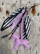 Charger l'image dans la galerie, Bijou de sac "Cheval Lilas"