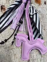Charger l'image dans la galerie, Bijou de sac "Cheval Lilas"