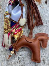 Charger l'image dans la galerie, Bijou de sac "Cheval Cognac"