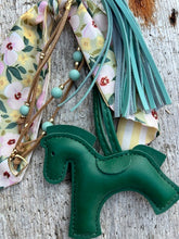 Charger l'image dans la galerie, Bijou de sac "Cheval Vert Sapin"