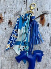 Charger l'image dans la galerie, Bijou de sac "Cheval Bleu Foncé"