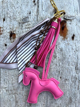 Charger l'image dans la galerie, Bijou de sac "Cheval Fuchsia"