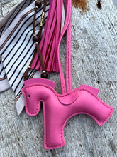 Charger l'image dans la galerie, Bijou de sac "Cheval Fuchsia"